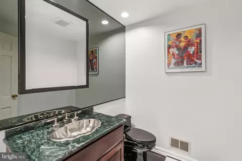 Bath - 932 Woburn Ct, Mclean, VA 22102 photo 7 of 8