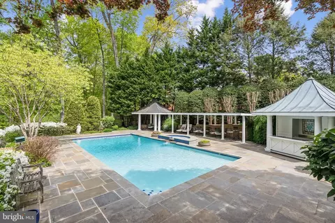 Exterior - 932 Woburn Ct, Mclean, VA 22102 photo 5 of 25