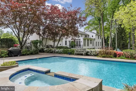 Exterior - 932 Woburn Ct, Mclean, VA 22102 photo 7 of 25