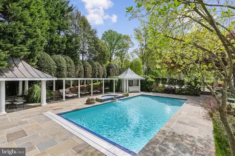 Exterior - 932 Woburn Ct, Mclean, VA 22102 photo 6 of 25