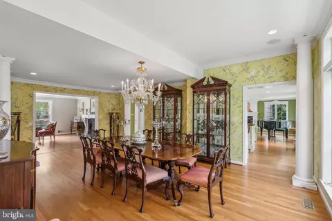 Dining - 932 Woburn Ct, Mclean, VA 22102 photo 4 of 5