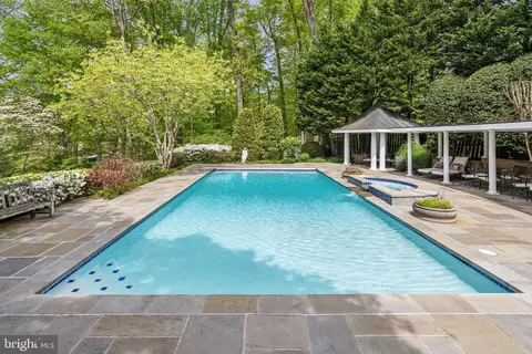 Exterior - 932 Woburn Ct, Mclean, VA 22102 photo 4 of 25