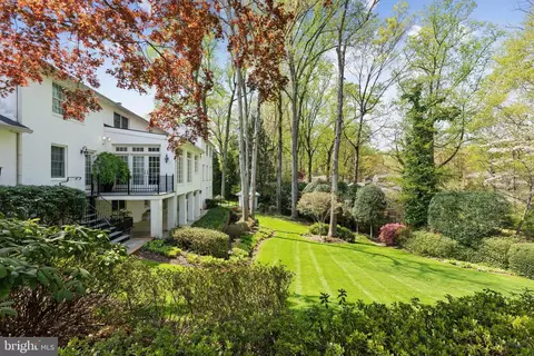 Exterior - 932 Woburn Ct, Mclean, VA 22102 photo 13 of 25