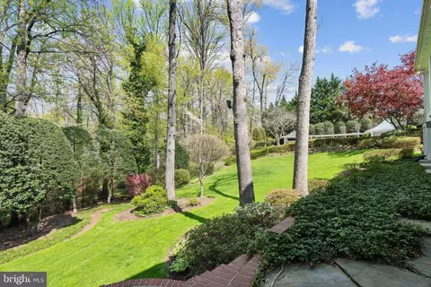 Exterior - 932 Woburn Ct, Mclean, VA 22102 photo 11 of 25