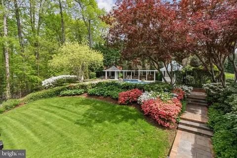 Exterior - 932 Woburn Ct, Mclean, VA 22102 photo 8 of 25