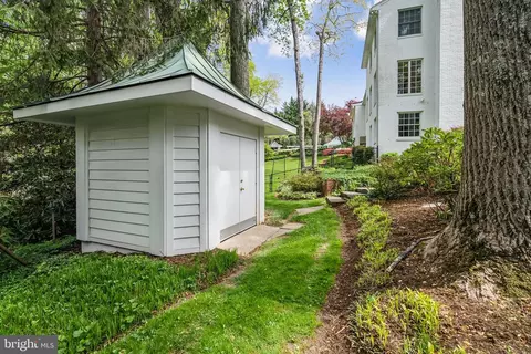 Exterior - 932 Woburn Ct, Mclean, VA 22102 photo 23 of 25