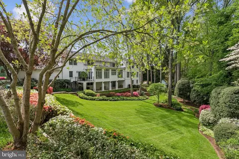 Exterior - 932 Woburn Ct, Mclean, VA 22102 photo 16 of 25