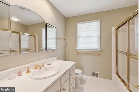 Bath - 932 Woburn Ct, Mclean, VA 22102 photo 4 of 8