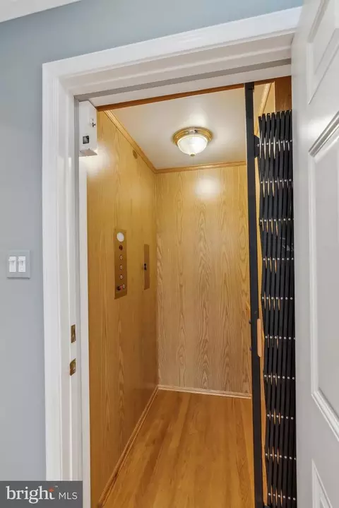 Entry Way - 932 Woburn Ct, Mclean, VA 22102 photo 6 of 12