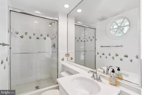 Bath - 932 Woburn Ct, Mclean, VA 22102 photo 8 of 8