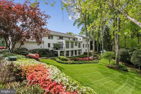 Exterior - 932 Woburn Ct, Mclean, VA 22102 photo 2 of 25
