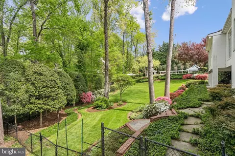 Exterior - 932 Woburn Ct, Mclean, VA 22102 photo 18 of 25
