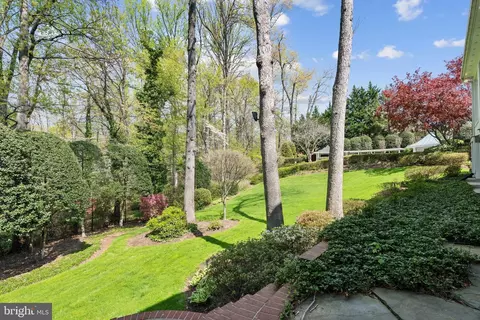 Exterior - 932 Woburn Ct, Mclean, VA 22102 photo 9 of 25