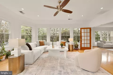 5963 Ranleigh Manor Dr, Mclean, VA 22101 photo 9