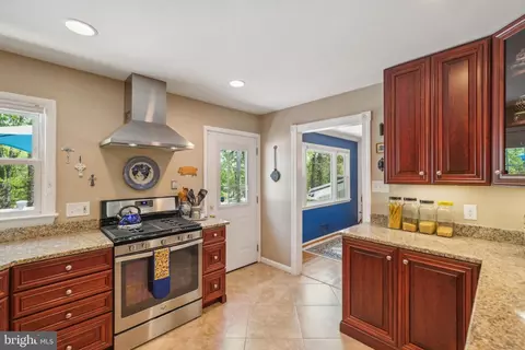 6919 Gillings Rd, Springfield, VA 22152 photo 10