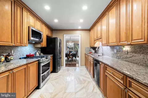 6303 Chaucer Ln, Alexandria, VA 22304