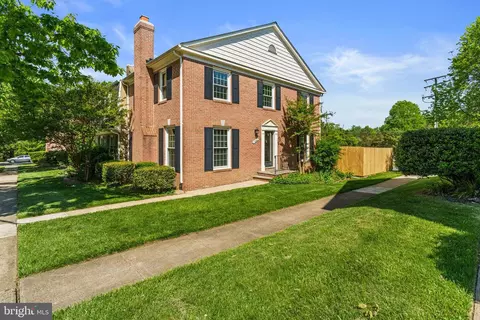 7034 Bradwood Ct, Springfield, VA 22151