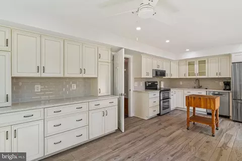 7034 Bradwood Ct, Springfield, VA 22151 photo 6