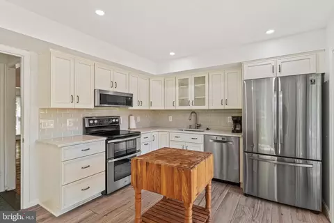 7034 Bradwood Ct, Springfield, VA 22151 photo 8