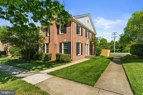 7034 Bradwood Ct, Springfield, VA 22151 photo 3