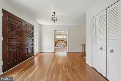 Entry Way - 1520 Highwood Dr, Mclean, VA 22101 photo 3 of 8
