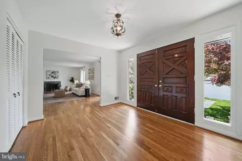 Entry Way - 1520 Highwood Dr, Mclean, VA 22101 photo 2 of 8