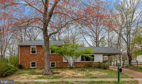 937 Longfellow Ct, Herndon, VA 20170