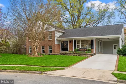 8222 Treebrooke Ln, Alexandria, VA 22308