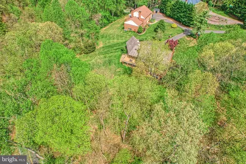 View/Area - 7419 Georgetown Ct, Mclean, VA 22102 photo 2 of 7