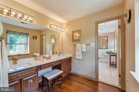 Bath - 7419 Georgetown Ct, Mclean, VA 22102 photo 2 of 7
