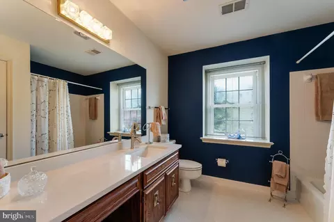 Bath - 7419 Georgetown Ct, Mclean, VA 22102 photo 5 of 7