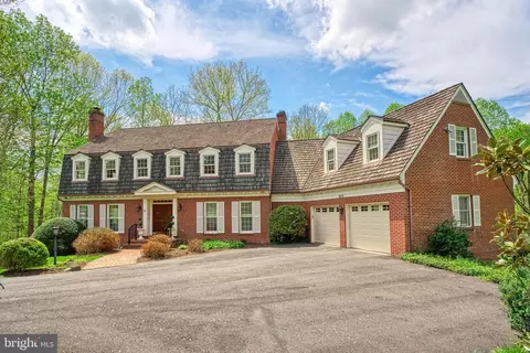 Exterior - 7419 Georgetown Ct, Mclean, VA 22102 photo 5 of 11