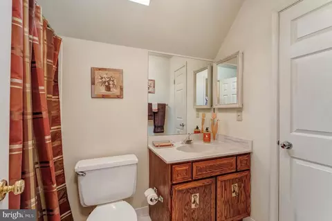 Bath - 7419 Georgetown Ct, Mclean, VA 22102 photo 6 of 7