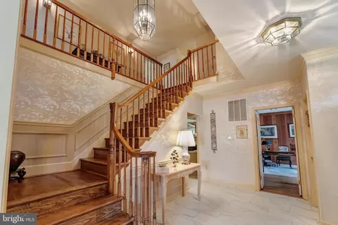Entry Way - 7419 Georgetown Ct, Mclean, VA 22102 photo 2 of 9