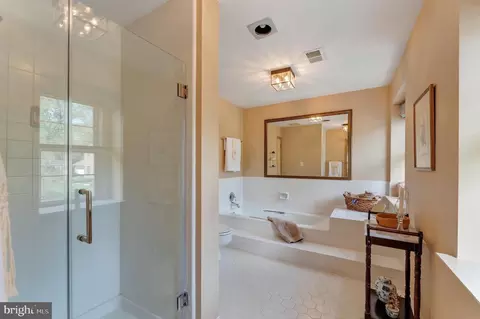 Bath - 7419 Georgetown Ct, Mclean, VA 22102 photo 3 of 7