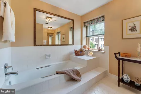 Bath - 7419 Georgetown Ct, Mclean, VA 22102 photo 4 of 7