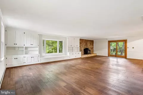 Living - 5936 River Dr, Lorton, VA 22079 photo 2 of 3