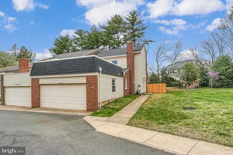 726 Hunter Ct SW, Vienna, VA 22180