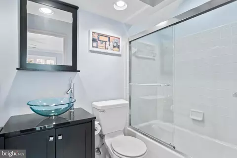 Bath - 2519 Fallon Dr, Herndon, VA 20171 photo 4 of 7