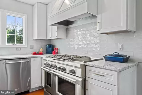 Kitchen - 2519 Fallon Dr, Herndon, VA 20171 photo 5 of 9