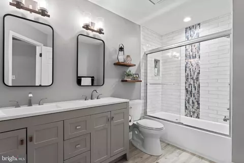 Bath - 2519 Fallon Dr, Herndon, VA 20171 photo 5 of 7