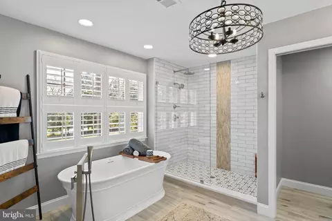 Bath - 2519 Fallon Dr, Herndon, VA 20171 photo 2 of 7