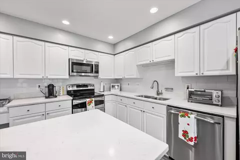7203 Burton Hill Ct, Springfield, VA 22152 photo 15
