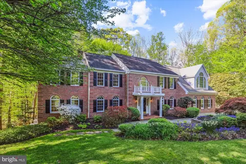 5937 Fairview Woods Dr, Fairfax Station, VA 22039