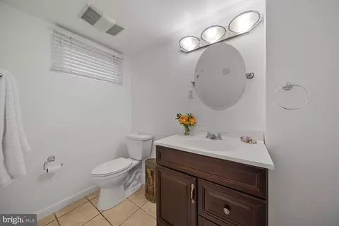 Bath - 1955 Foxhall Rd, Mclean, VA 22101 photo 3 of 3