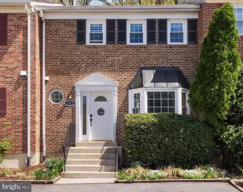 7127 Lake Cove Dr, Alexandria, VA 22315