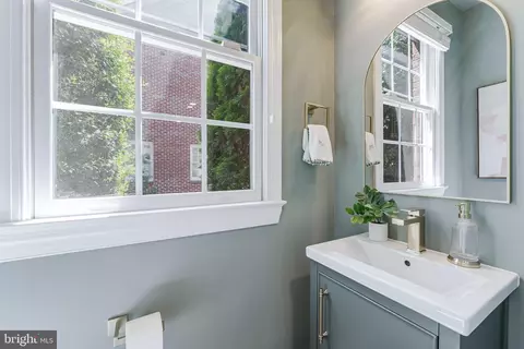 Bath - 1448 Ingleside Ave, Mclean, VA 22101 photo 2 of 7