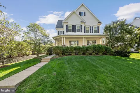 896 Station St, Herndon, VA 20170
