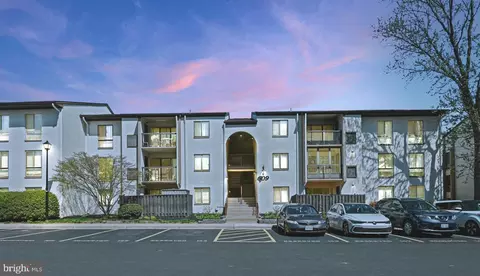 609 Center St #T2, Herndon, VA 20170