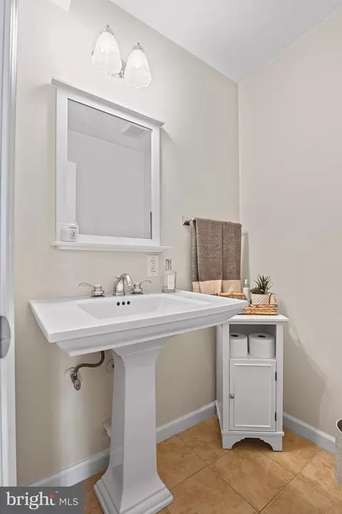 8704 Parliament Dr, Springfield, VA 22151 photo 6